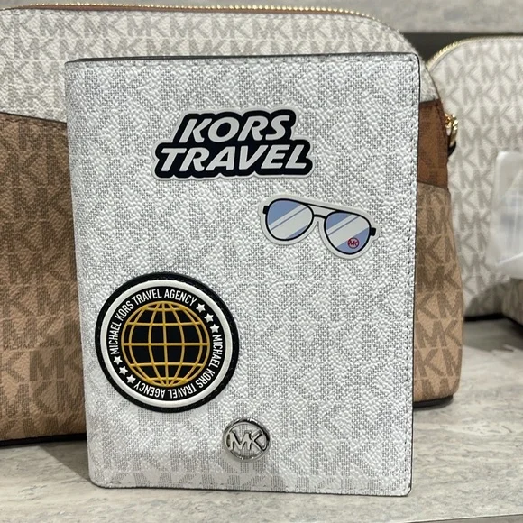 Michael Kors Jet Set Travel Md Embellished Signature Logo Passport Case
Optic Wh - Picture 3 of 16